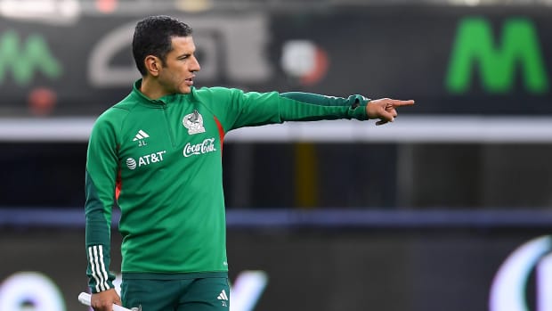 Jimmy Lozano señalando con el dedo